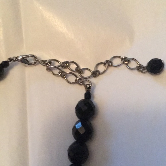 Vintage beaded necklace with red and black faceted beads and silvertone accents. - Picture 6 of 10